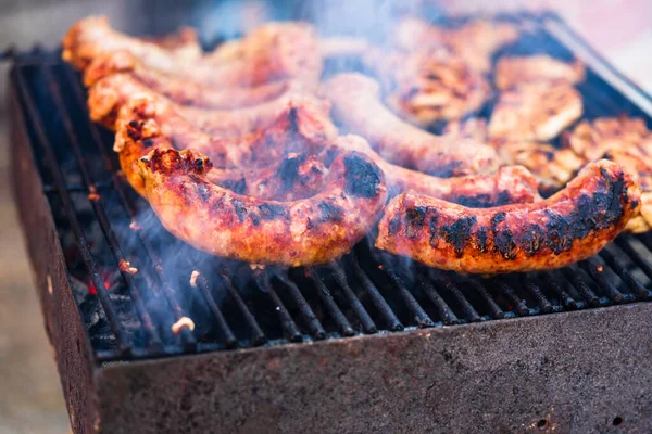 Grilovací Klobásy Vepřové Kotlety Grilu Zahradě — Stock fotografie