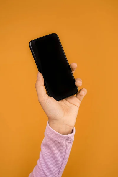 Person Mit Telefon Der Hand Zeigt Den Bildschirm — Stockfoto