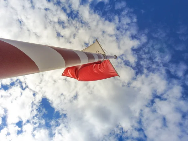 Een Lage Hoek Opname Van Een Rode Witte Vlaggenstok Tegen — Stockfoto