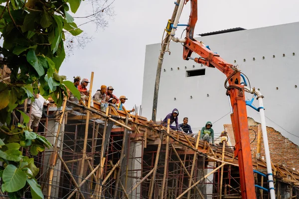 インドネシア Yogyakarta 2021年10月12日 安全性を最小限に抑えながら竹のはしごで作られた新しい建物の建設現場の労働者 — ストック写真