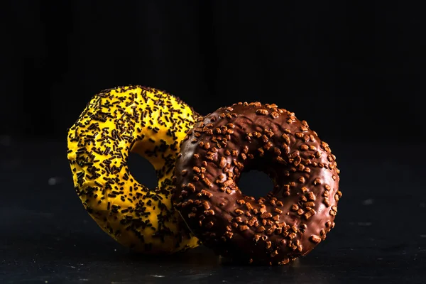 Два Глазурованих Пончика Зморшками Ізольовані Чорному Тлі — стокове фото