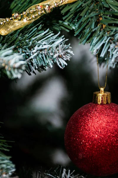 Tiro Vertical Uma Grande Bola Vermelha Pendurada Uma Árvore Natal — Fotografia de Stock