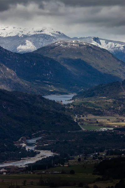 Vertical Shot Valley River Passing Mountains Futaleufu Los Lagos Chile — Fotografia de Stock