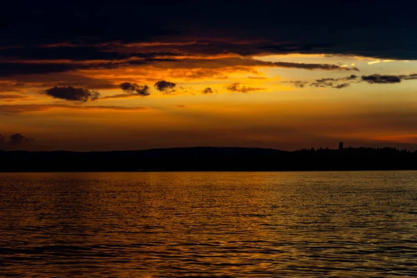 Piękny Widok Zachmurzonego Słońca Niebo Nad Morzem — Zdjęcie stockowe