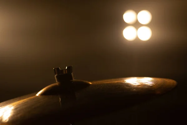 Крупним Планом Знімок Золотої Сталевої Барабанної Петлі Фоні Студійного Освітлення — стокове фото