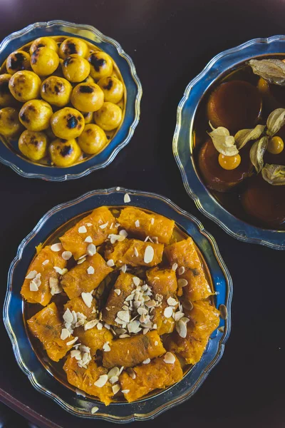Een Verticale Shot Van Heerlijke Desserts Met Amandel Tropisch Fruit — Stockfoto