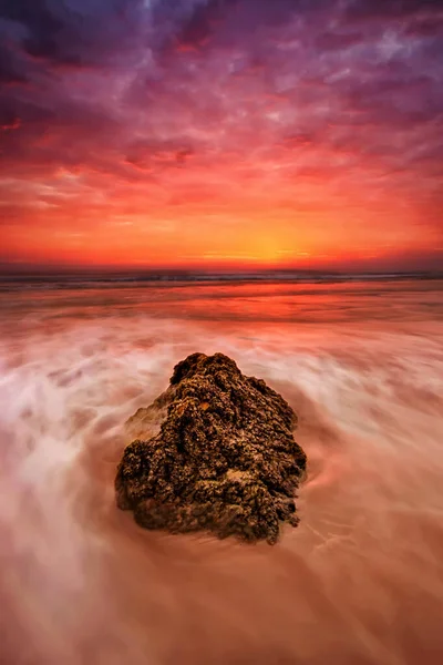 Plan Vertical Roche Sur Plage Avec Beau Coucher Soleil Arrière — Photo