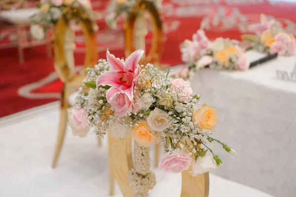 Beautiful Flower Arrangement Chair Wedding Decoration Restaurant — Stockfoto
