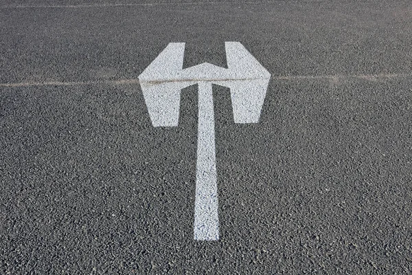 Closeup Shot Arrow Painted Parking Lot Tarmac — 스톡 사진