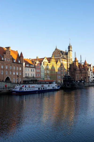 Gdansk Polsko 2021 Svislý Záběr Řeku Starém Městě Gdaňsk Polsko — Stock fotografie