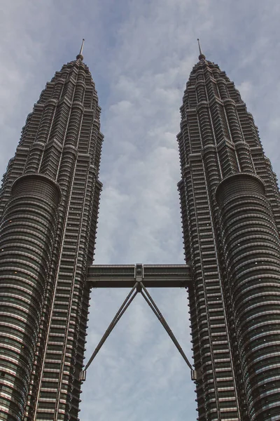 Kuala Lumpur Malaysia 2019年8月30日 马来西亚吉隆坡Petronas Towers的低角度拍摄 — 图库照片