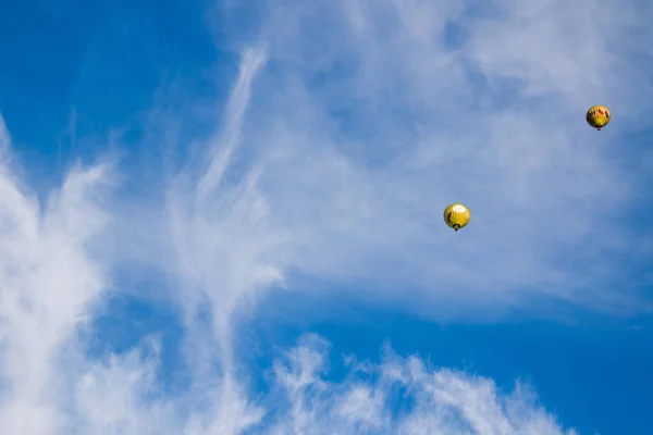 ヴィリニュス リトアニア 2021年8月13日 リトアニアのヴィリニュス市上空を飛ぶ熱気球の美しい景色 — ストック写真