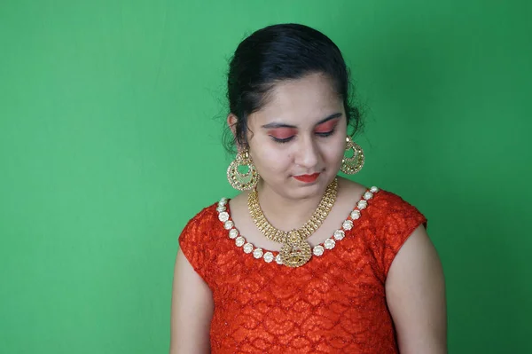 Bela Mulher Quarto Vestindo Vestido Elegante Vermelho Brilhante Com Fundo — Fotografia de Stock