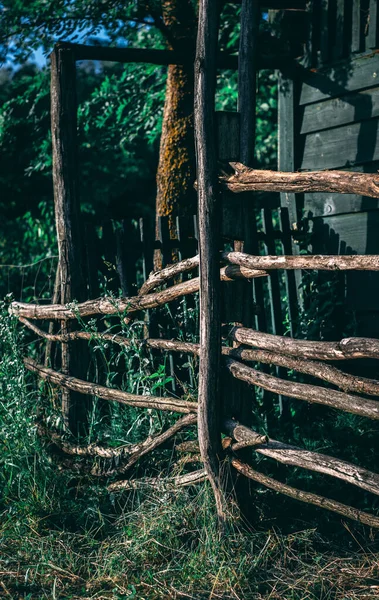 Eine Vertikale Nahaufnahme Eines Alten Holzzaunes Eines Eingangs Wald — Stockfoto