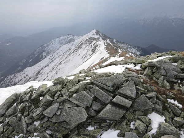 Rocky Top Snow Capped Foggy Mountains — Stockfoto