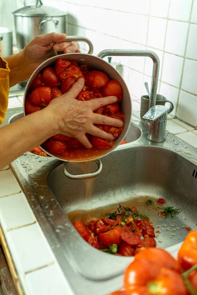 Vertical Shot Elderly Lady Squeezing Water Pot Boiled Tomatoes Sink — Stock fotografie