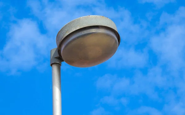 Nízký Úhel Záběru Moderní Kovové Pouliční Lampy Proti Modré Obloze — Stock fotografie