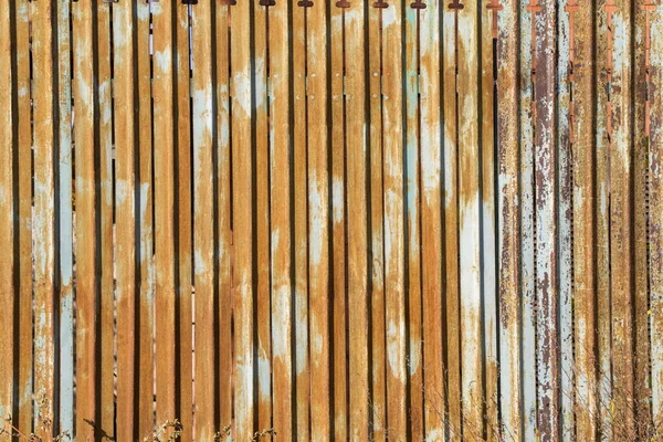 鉄と金属のフェンスの背景 フェンスのライン — ストック写真