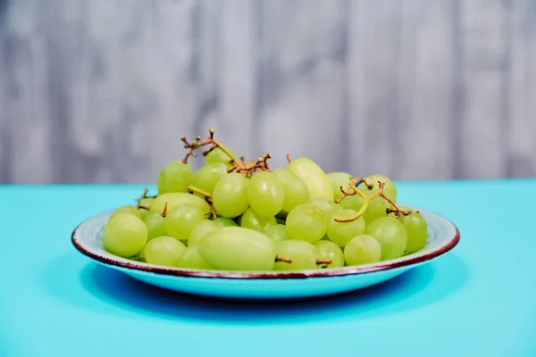 Bunch Appetizing White Table Grapes Oblique Blue Grey Background — Fotografia de Stock