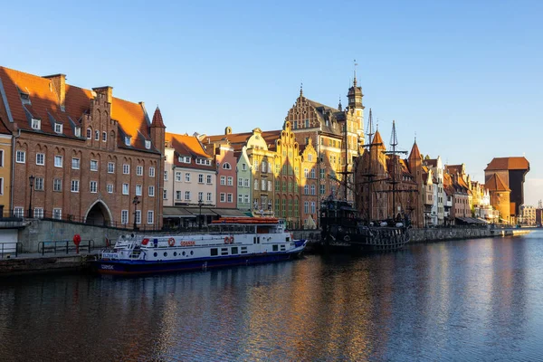Gdansk Polonia 2021 Una Vista Panorámica Una Orilla Del Río — Foto de Stock