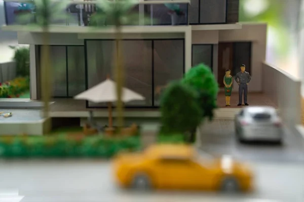Beautiful Selective Focus Shot Mini Human Figures Standing House Doorstep — Foto de Stock