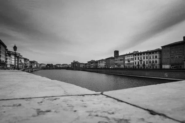 Beautiful View Small Lake Surrounded Many Buildings Cloudy Sky — ストック写真