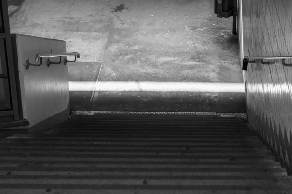 从楼梯到地下通道的灰度照片 — 图库照片