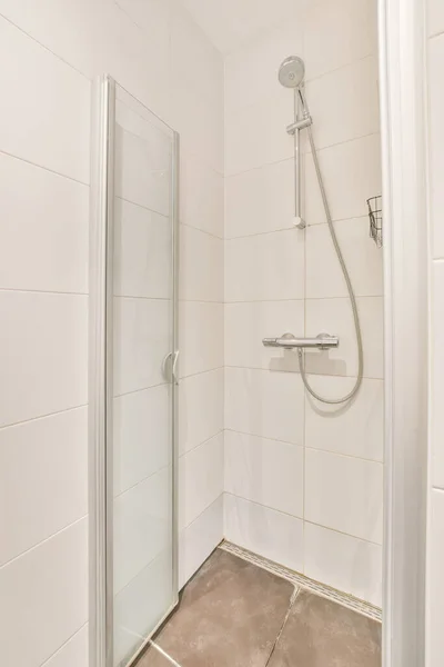 Zuhany Fürdőszobában Könnyű Csempékkel — Stock Fotó