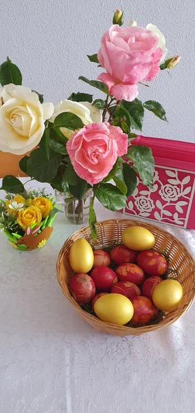 Vertical Shot Easter Eggs Basket Roses Vase — Foto Stock