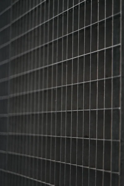 黒いタイル張りの壁の垂直閉鎖ショット — ストック写真