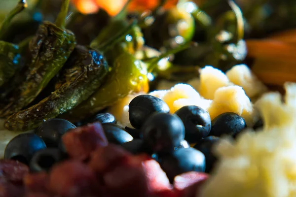 Closeup Shot Black Whole Olives Grilled Peppers Ready Serving — Zdjęcie stockowe