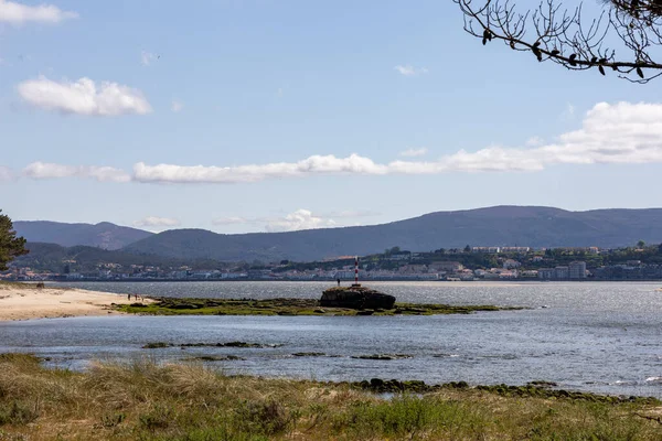 Den Klara Sjön Nära Den Gräsbevuxna Stranden Med Berg Och — Stockfoto