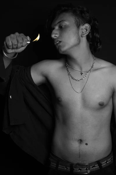 Серый Снимок Стильного Молодого Человека Ювелирных Украшениях Держащего Зажигалку Позирующую — стоковое фото