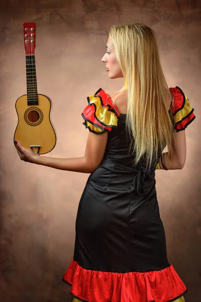 Uma Bela Mulher Caucasiana Flamenco Com Guitarra — Fotografia de Stock