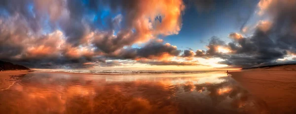 Het Panoramische Uitzicht Het Strand Bij Zonsondergang — Stockfoto