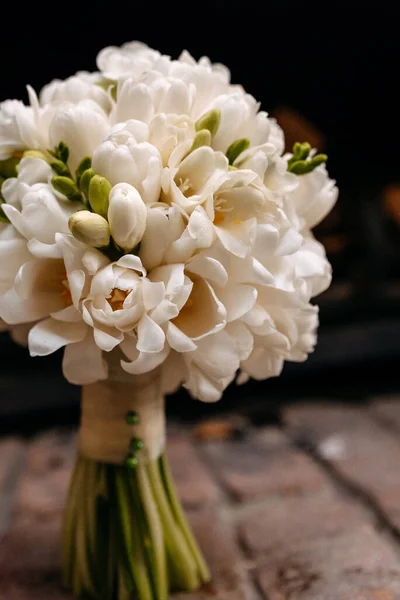 Vertical Shot Beautiful White Brides Flower Bouquet Wall Bricks — Foto Stock