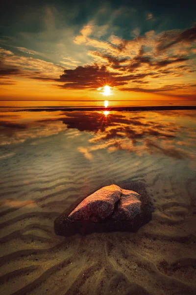 Vertical Shot Big Stone Sand Sunset Baltic Sea Lithuania — стоковое фото
