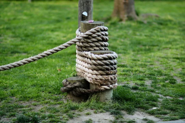 View Old Rope Tied Bollard Park — 图库照片