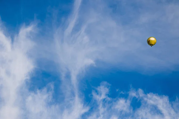 伊利诺斯州维尔纽斯 2021年8月13日 一个美丽的热气球在立陶宛维尔纽斯市上空飞行 — 图库照片