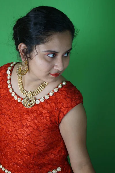Die Schöne Frau Raum Trägt Ein Knallrotes Modisches Kleid Mit — Stockfoto
