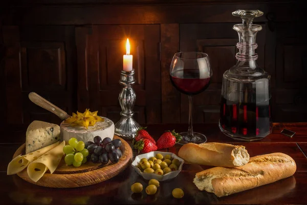 Primer Plano Una Mesa Con Una Botella Vino Queso Baguette — Foto de Stock