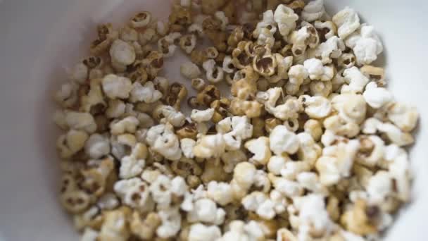 Primo Piano Popcorn Secchio Bianco Sfondo Nero — Video Stock
