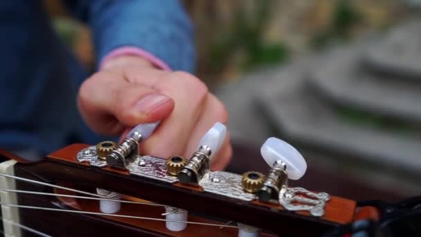 Primer Plano Hombre Tocando Guitarra — Vídeo de stock