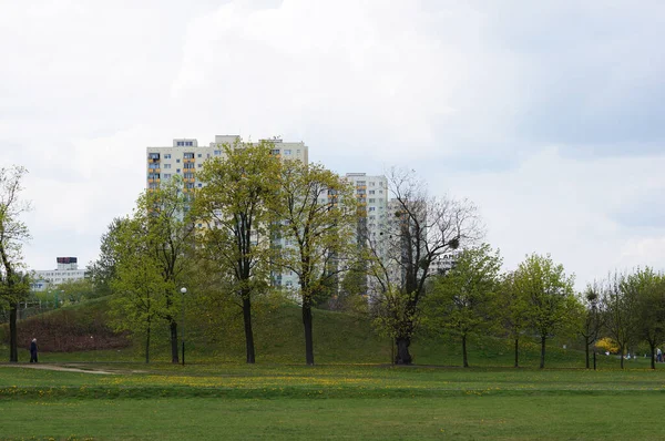 Poznan ポーランド 2015年4月26日 Orla Bialego地区の高層マンションの前に多くの木と緑の芝生のフィールド — ストック写真