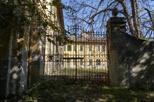 Closed Mossy Gates Building Forest — Stok fotoğraf