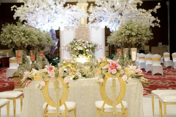 Beautiful Flower Arrangement Chairs Wedding Decoration Restaurant — Stockfoto