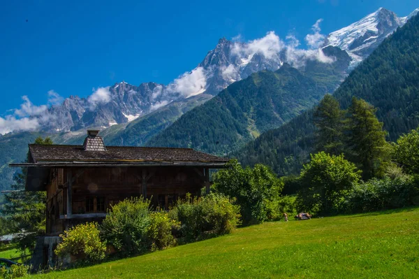 色とりどりの山の風景の下にある可愛い家の美しい景色 — ストック写真