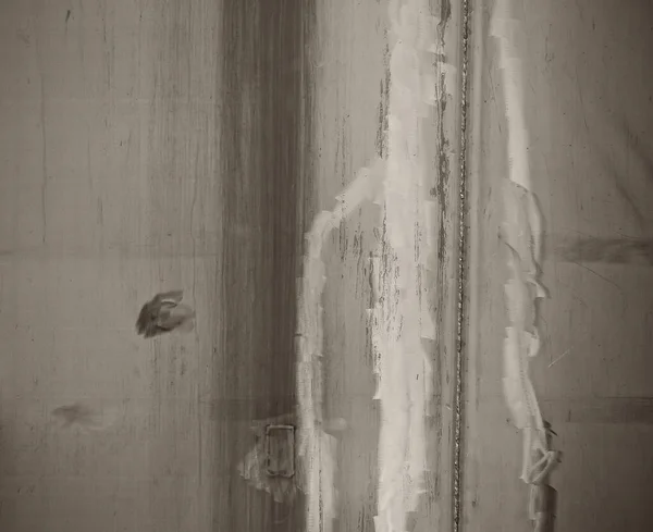 Ein Weiß Zerkratzt Auf Einem Schmutzigen Hintergrund — Stockfoto