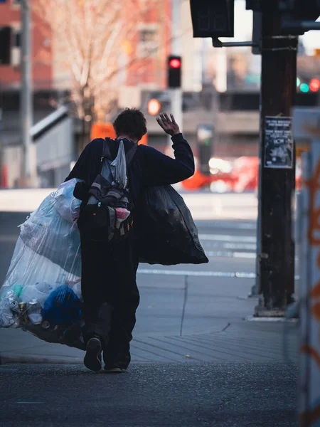 Calgary Kanada Października 2021 Biały Bezdomny Spacerujący Centrum Calgary Alberta — Zdjęcie stockowe