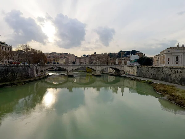 意大利 2018年12月20日 台伯河上一片壮观的天空 周围环绕着历史建筑和地区 — 图库照片